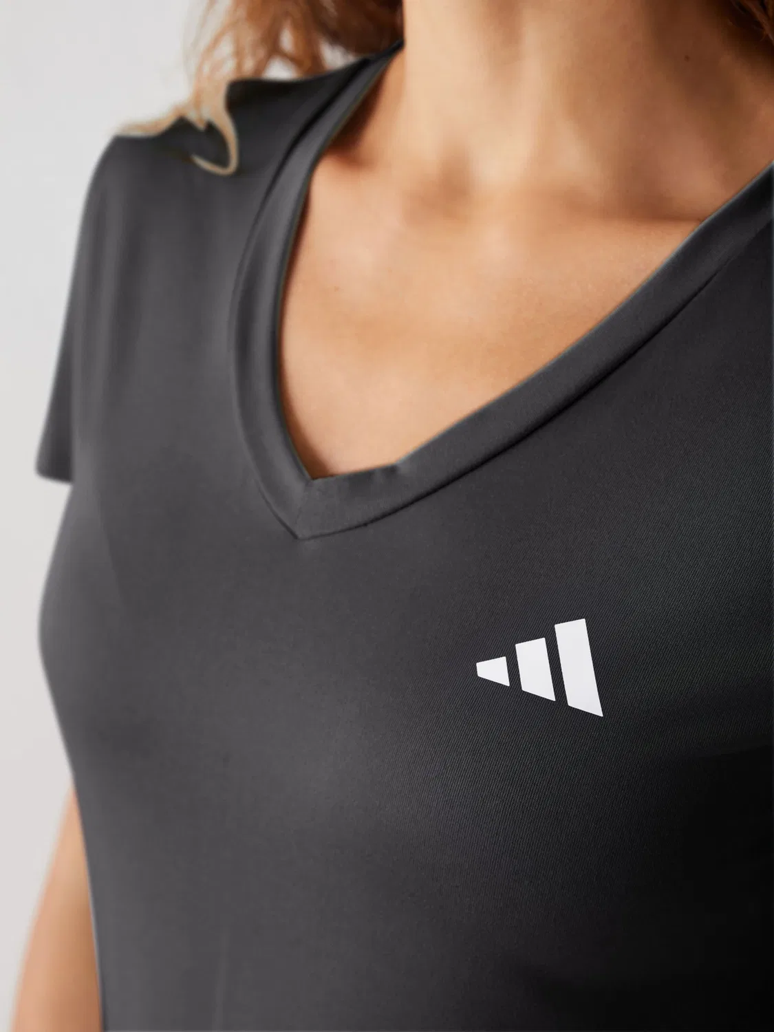 Футболка с V-образным вырезом adidas Workout Essentials, черный — фото 3