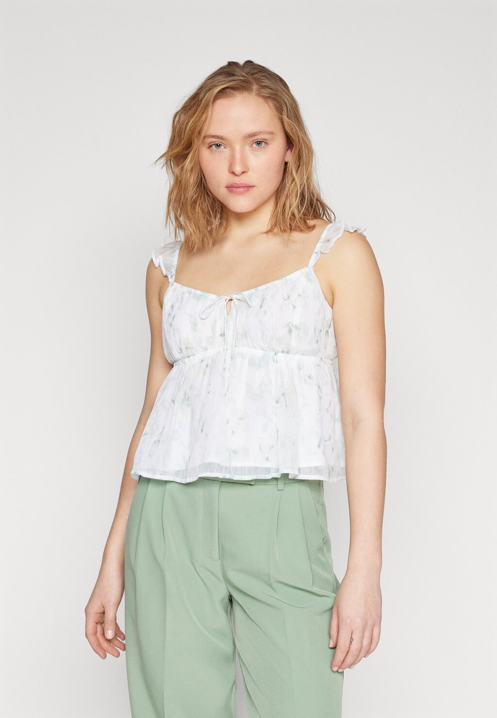 

Топ Bare Babydoll Hollister Co., цвет white/ light-green