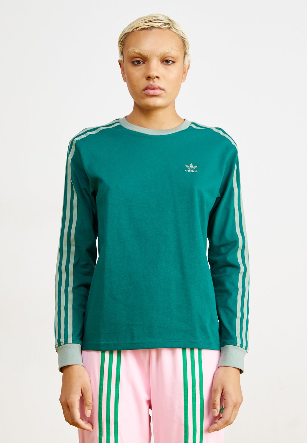 

Топ с длинными рукавами REGULAR adidas Originals, зеленый