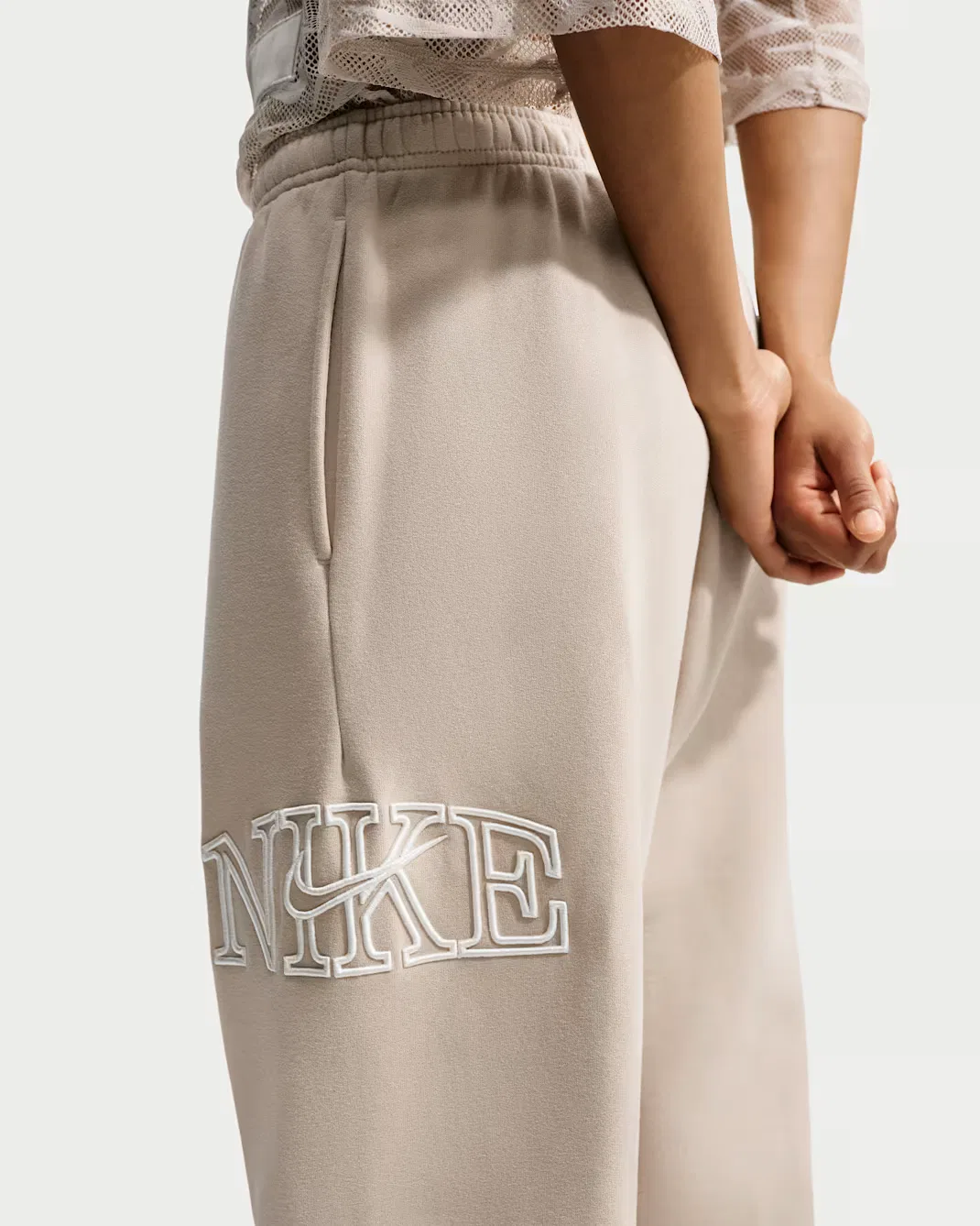 Женские брюки оверсайз с манжетами и логотипом Nike Studio Fleece Medium Weight "Graphic Pack", Cream II/Sail — фото 3