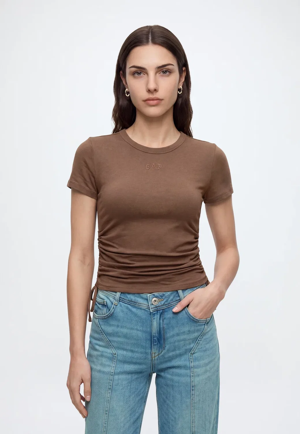 Футболка с логотипом Intl ss и присборенными боками - базовая футболка Gap, Amber Wood
