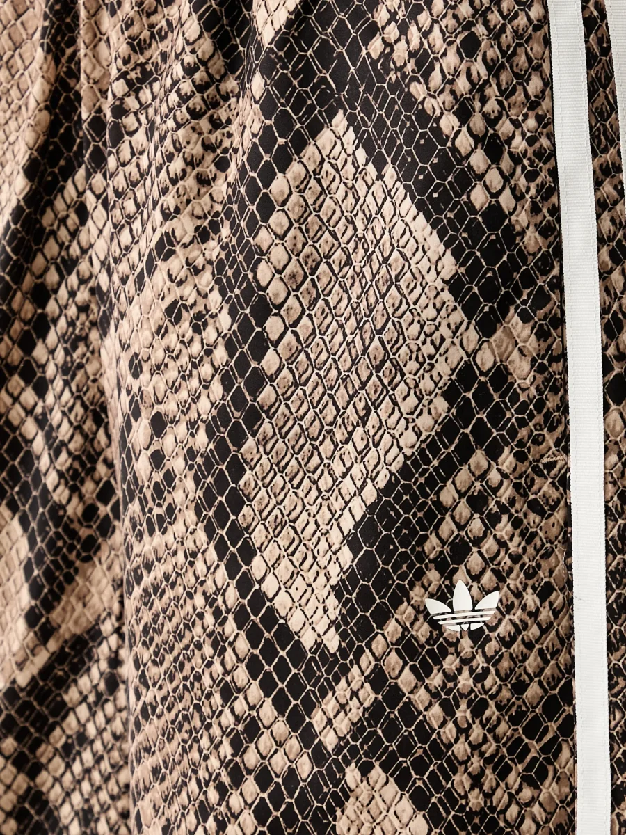 Брюки Adidas с принтом, коричневый — фото 4