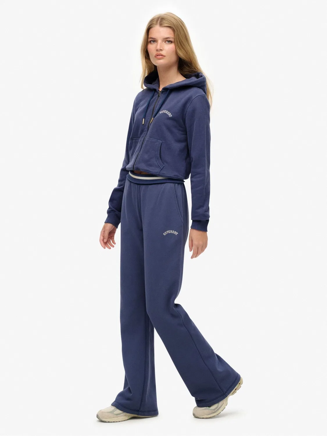Джоггеры Athletic Essentials Logo Low Rise Flare Superdry, синие — фото 2