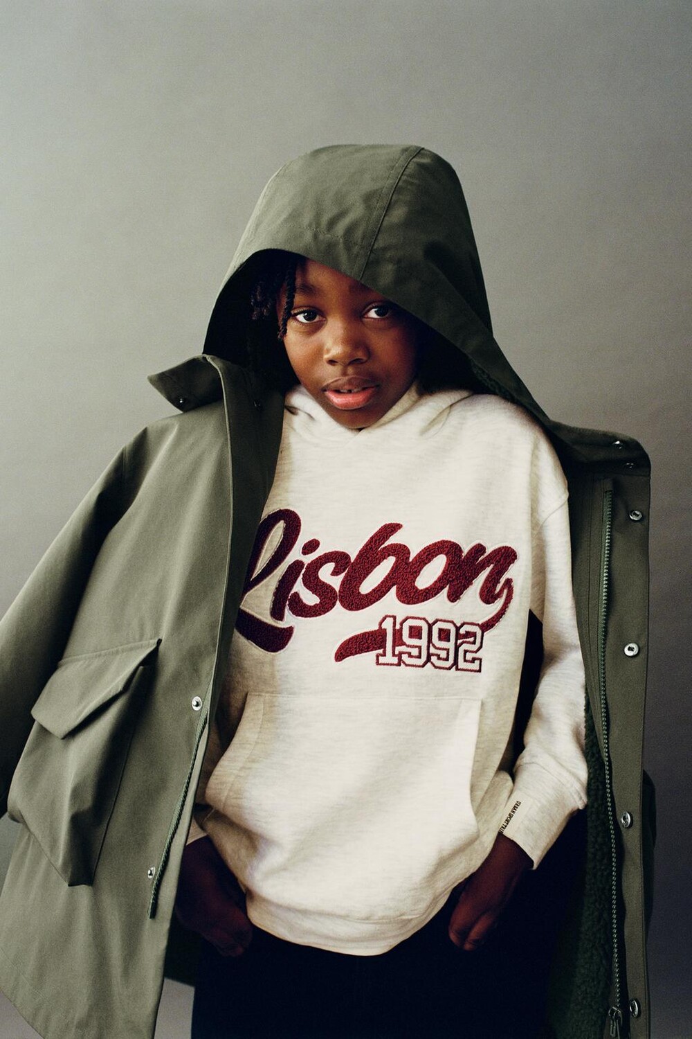 

Толстовка с капюшоном и завитым текстом ZARA, серый мергель