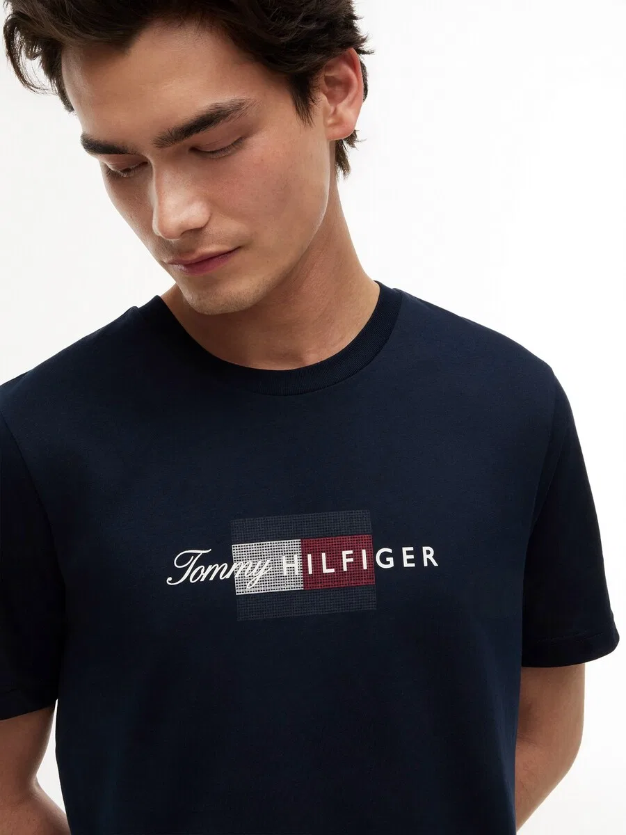 Футболка TOMMY HILFIGER с изображением флага, темно-синего цвета — фото 2
