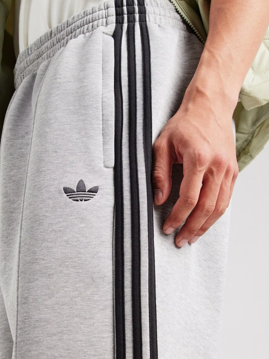 Брюки ADIDAS ORIGINALS свободного кроя 'Adicolor Spacer' в серо-пятнистом цвете — фото 2
