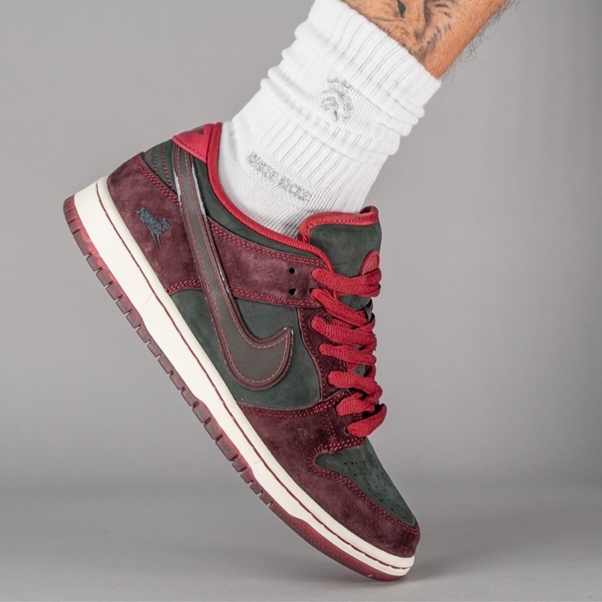 Кроссовки Riot Skateshop X Nike Dunk Low Sb, темно-красный — фото 3