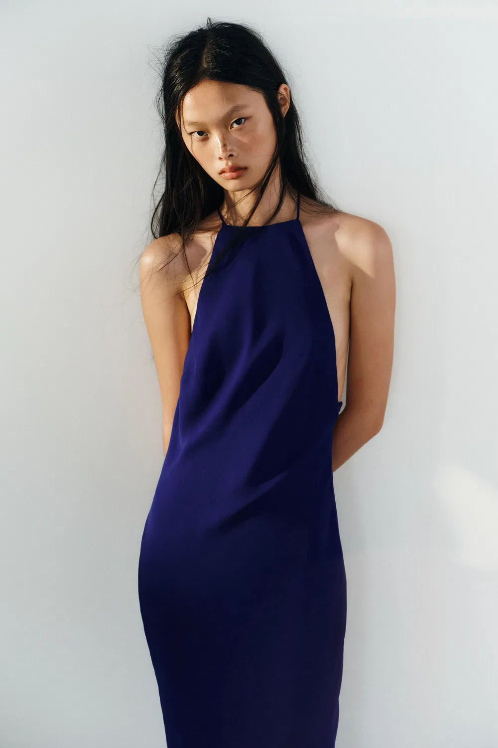 Длинное платье с завязками на халерее ZARA, Neon blue — фото 4