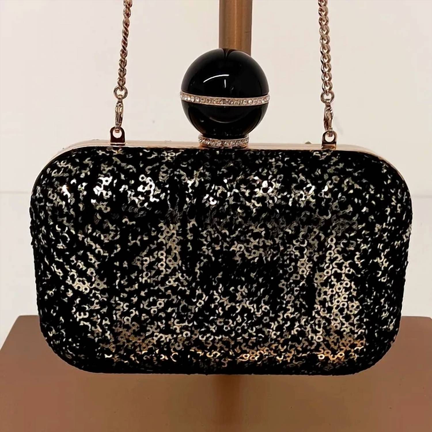 

Женская бархатная клатч с пайетками в виде облака черного цвета Jimmy Choo