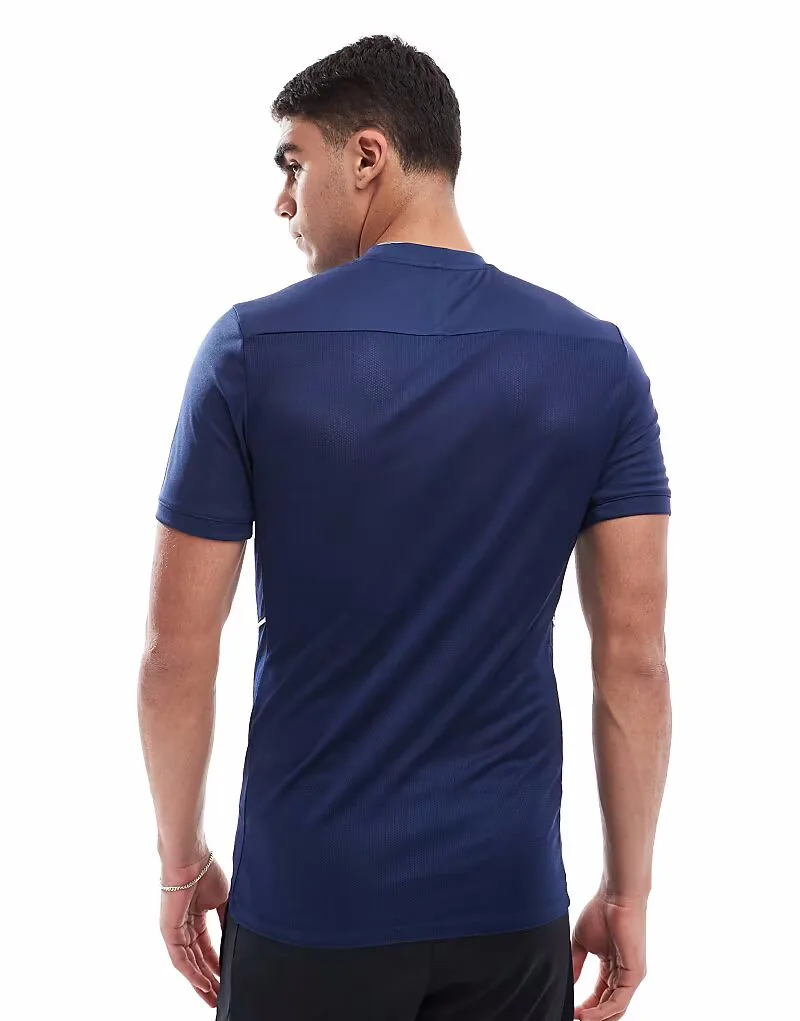 Футболка Nike Football Academy 25 Dri-FIT темно-синего цвета — фото 4