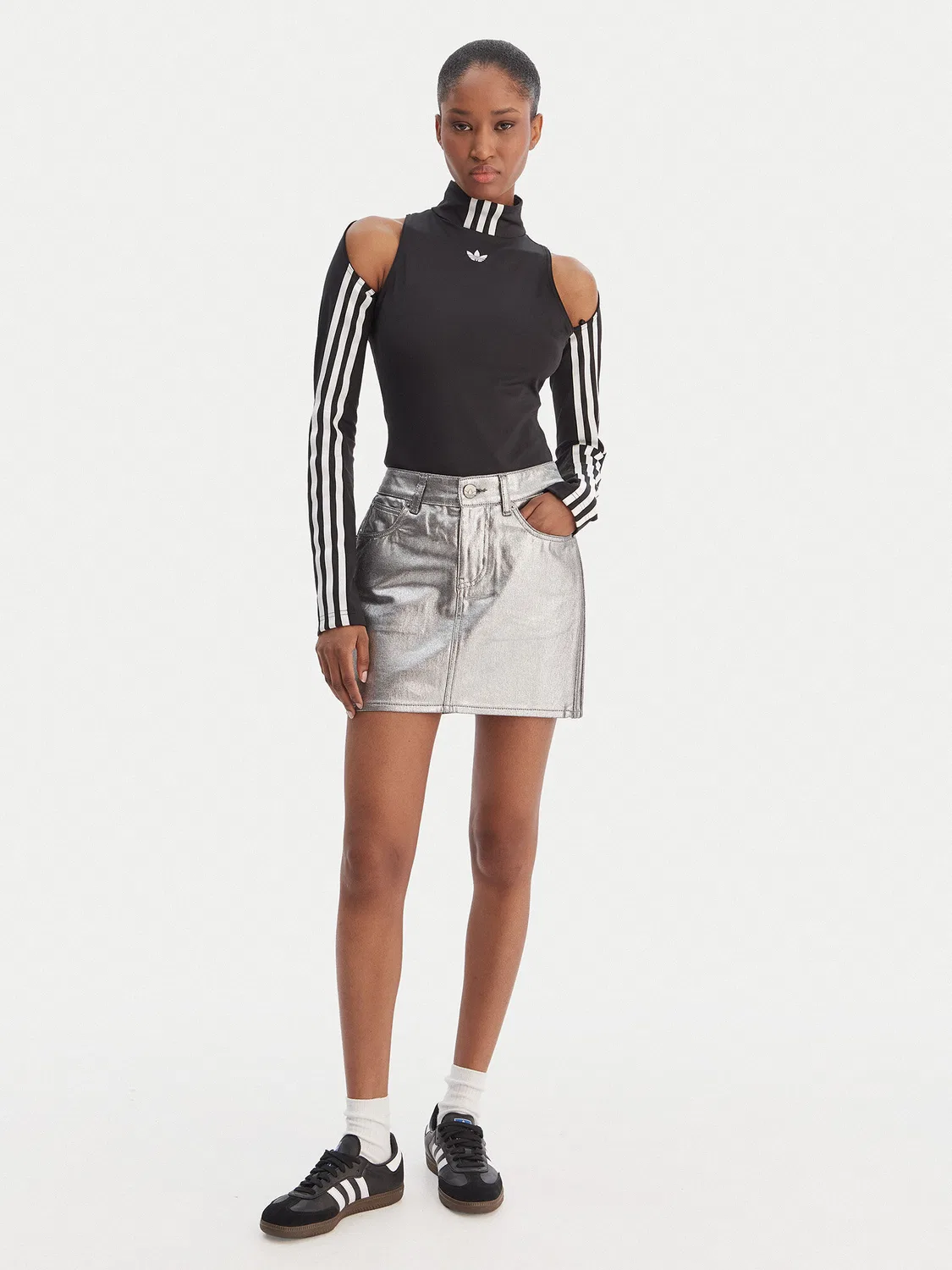 Женская мини-юбка стандартного кроя Adidas, серебристый — фото 2