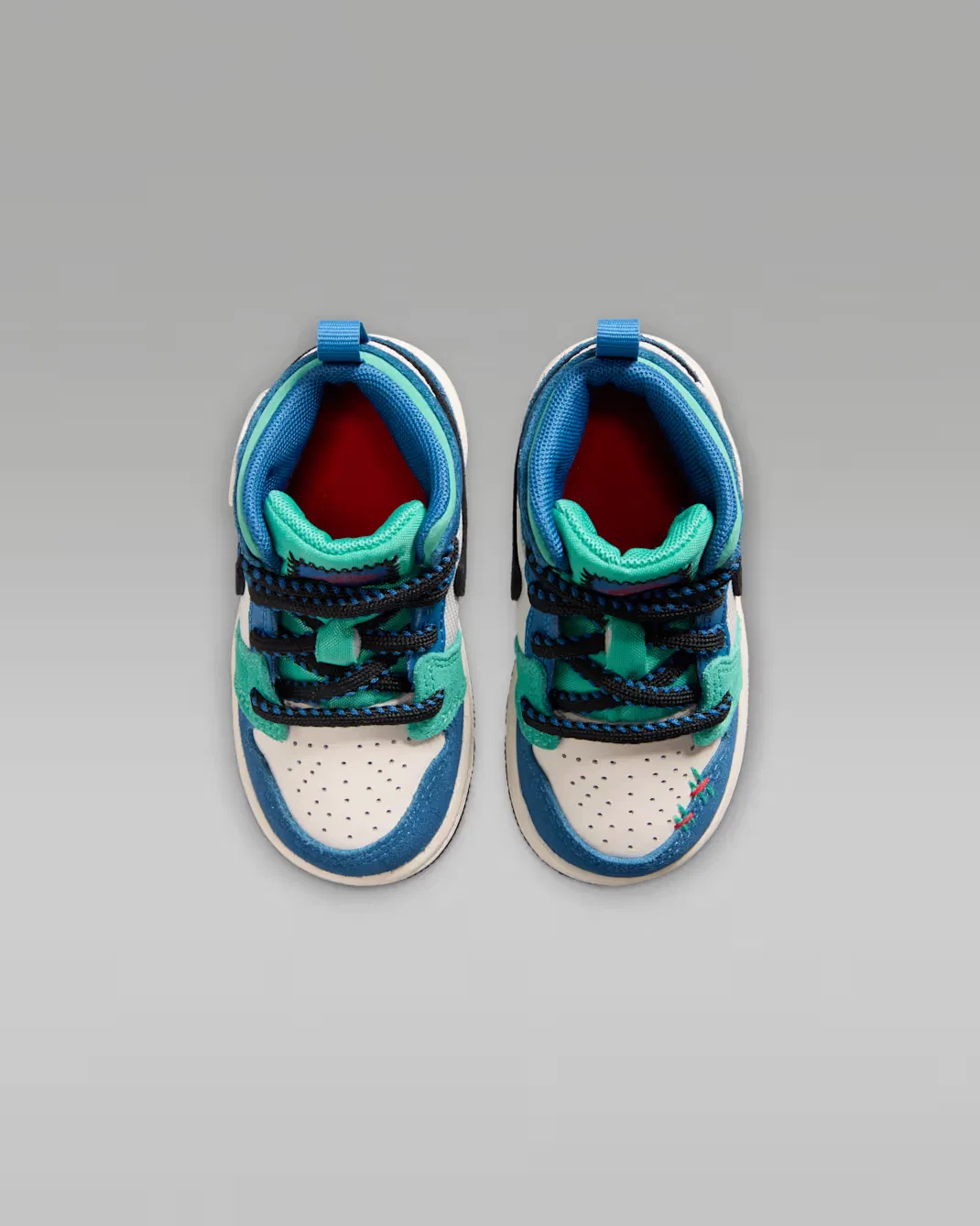 Детская/подростковая обувь Jordan 1 Mid SE, Chalk/True Blue/Kinetic Green/University Red — фото 4