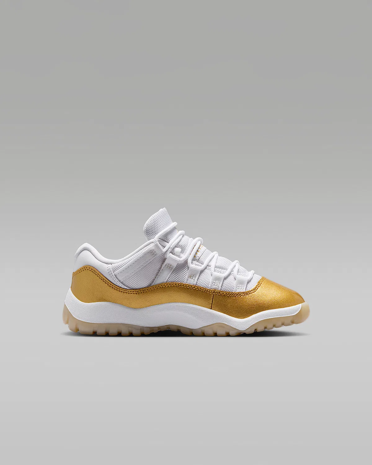 Детские кроссовки Jordan 11 Retro Low "Mother's Day", White/Team Gold/Metallic Gold — фото 3