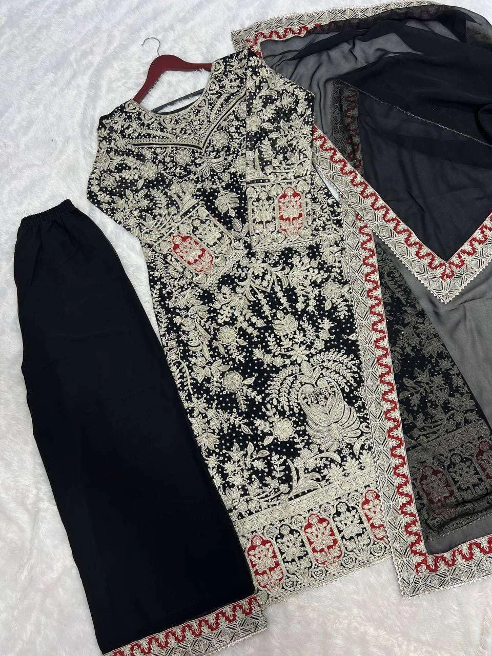 Женский комплект Angle One Store: куртка из искусственного жоржета с вышивкой в ​​стиле «Аалия», палаццо и дупатта с ручной вышивкой бриллиантами Generic, черный — фото 4