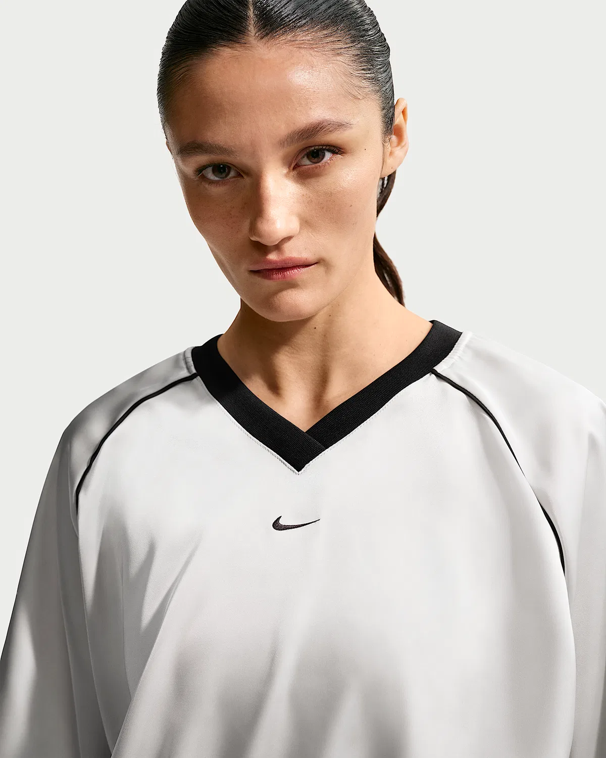 Женский оверсайз сатиновый топ Nike Sportswear, Light Bone/Black — фото 3