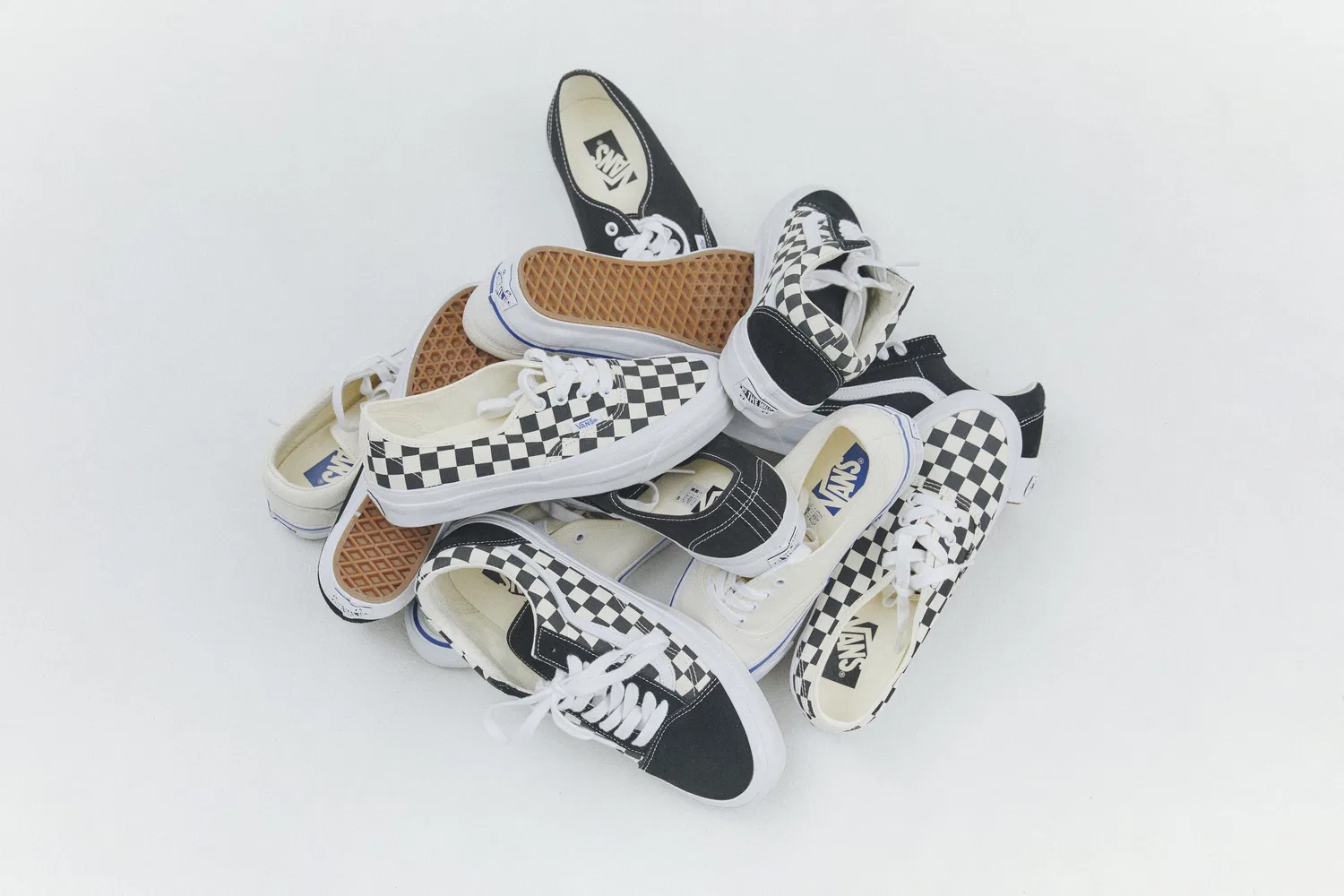 Мужские чёрные низкие кеды Authentic Reissue 44 LX от Vans — фото 4