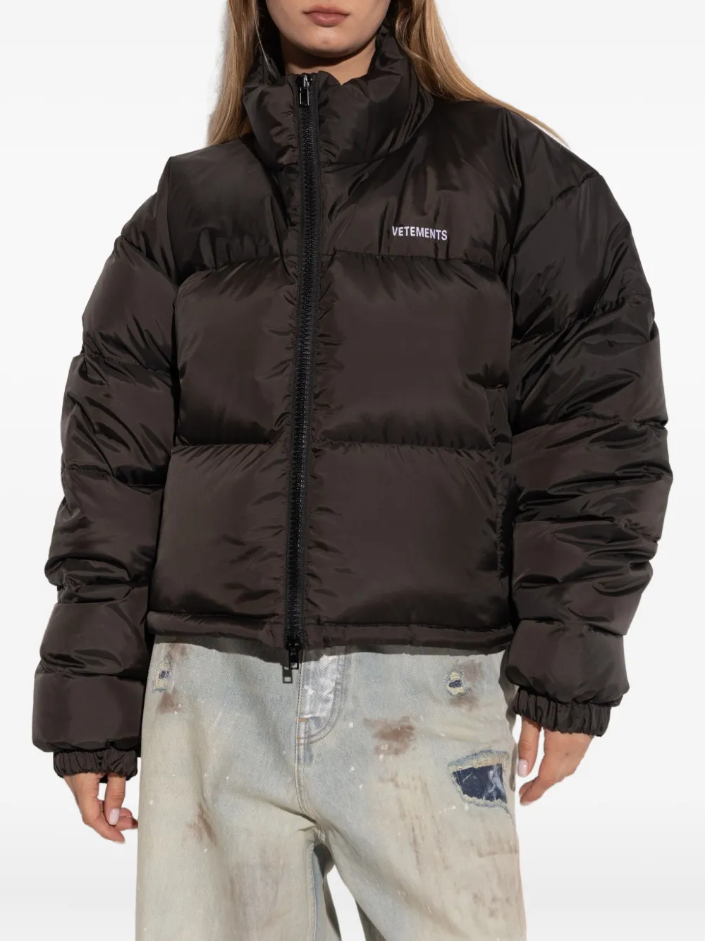 Куртка-пуховик с вышитым логотипом VETEMENTS, черный — фото 3