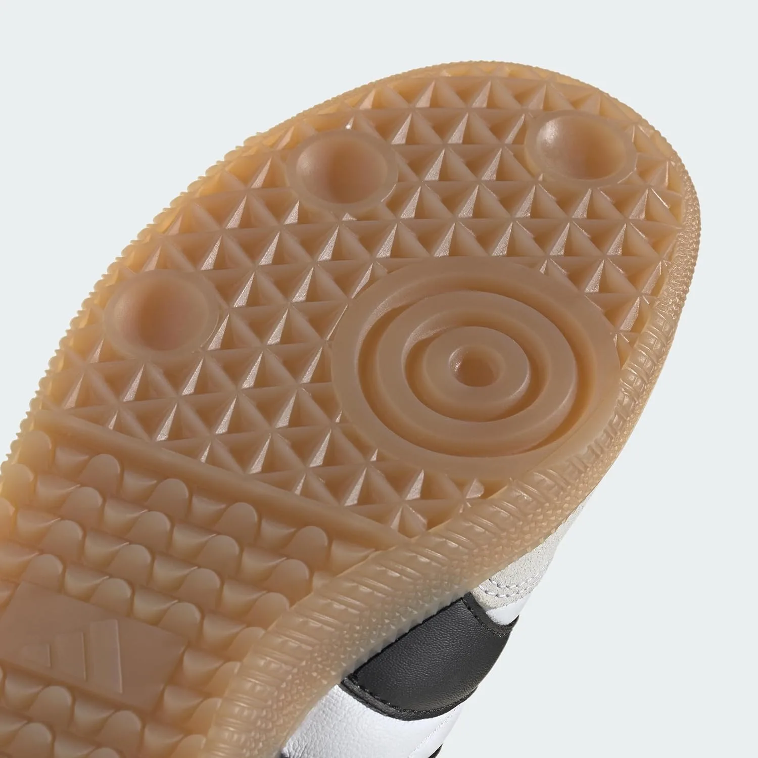 Кроссовки Adidas Predator Freestyle унисекс доступны в цветах Cloud White, Black и Gold металлик, белый/черный — фото 4