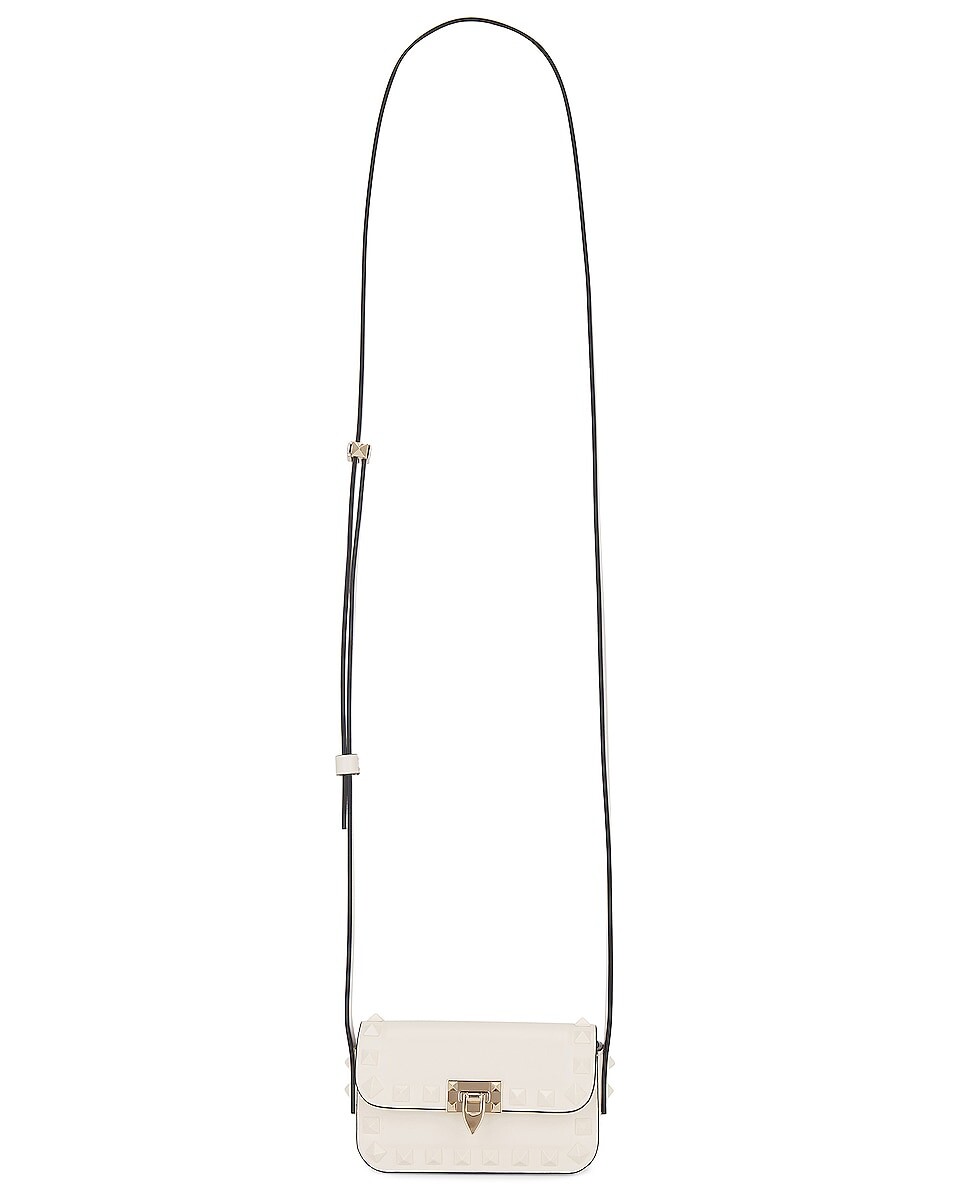 

Сумка кросс-боди Valentino Garavani Rockstud Mini Shoulder, слоновая кость