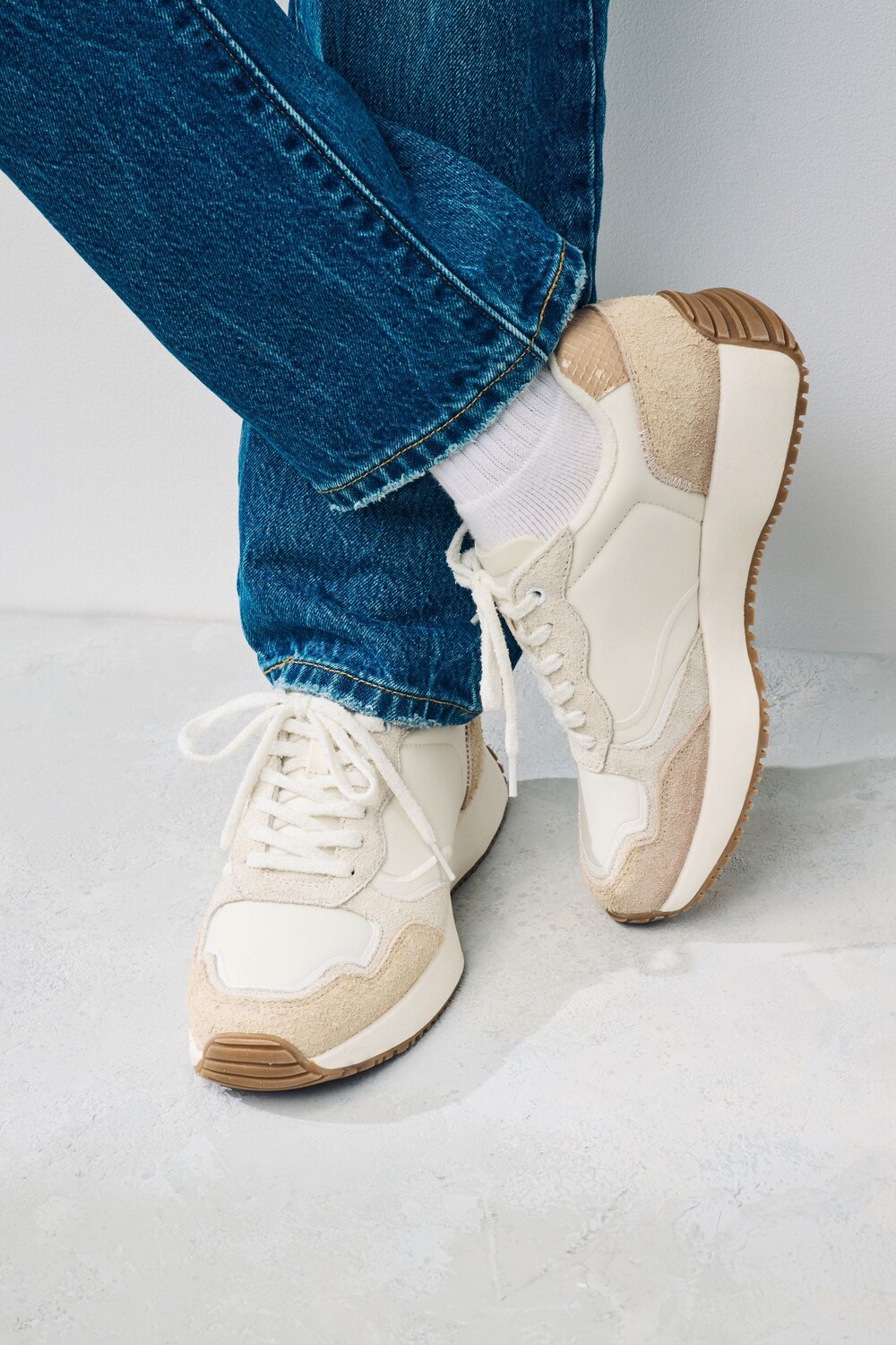 Замшевые спортивные кроссовки Forever Comfort на толстой подошве и декоративной строчкой Next, белый — фото 2
