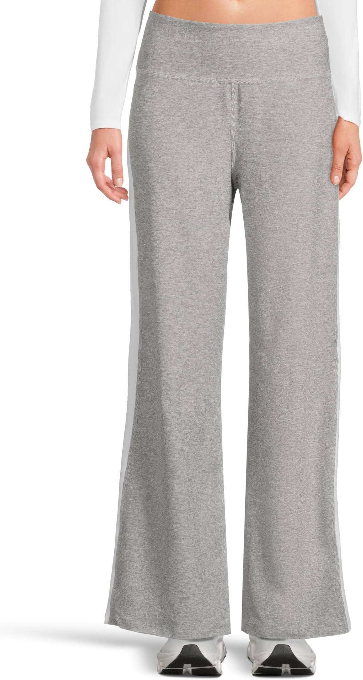 

Брюки Beyond Yoga Spacedye Laid Back Stripe Pants, цвет Silver Mist/Cloud White