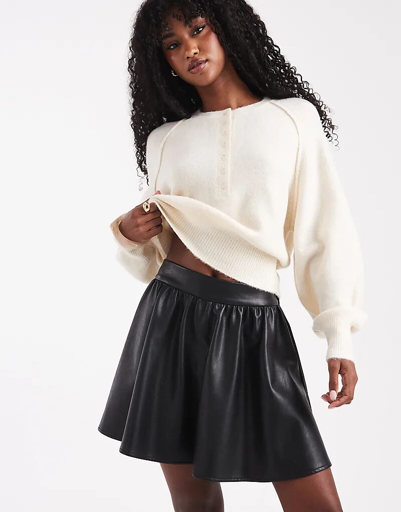 

Мини-юбка из искусственной кожи с объемными деталями ASOS DESIGN черного цвета