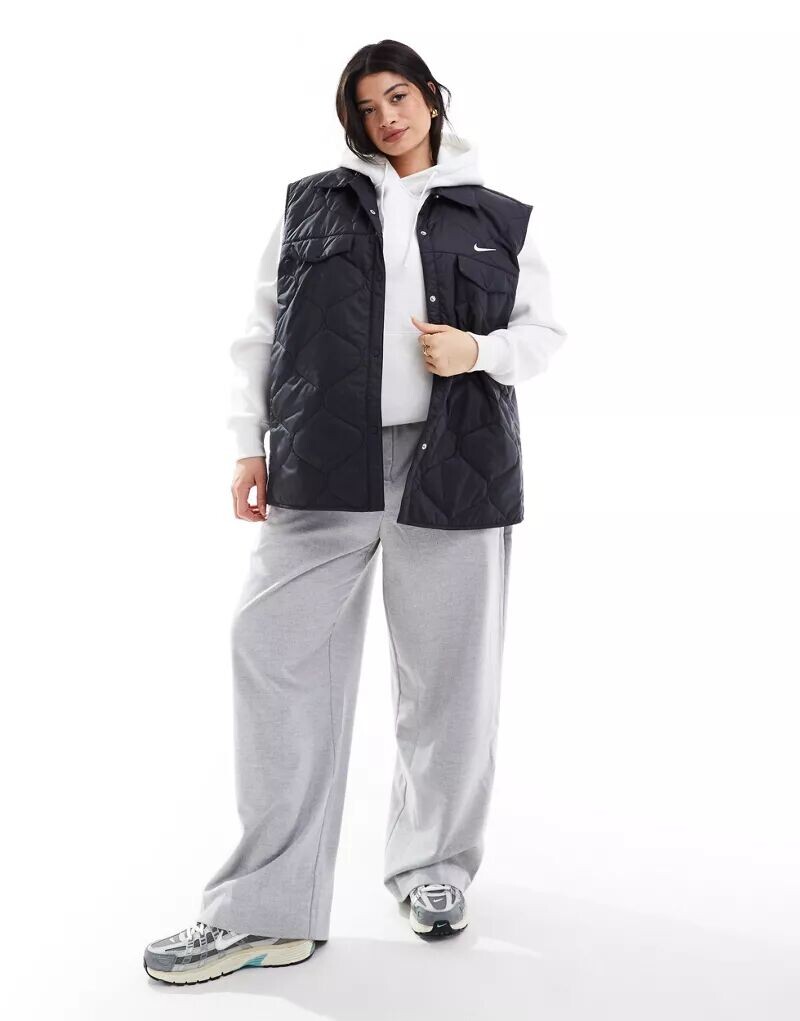 

Черный жилет Nike Plus Essential