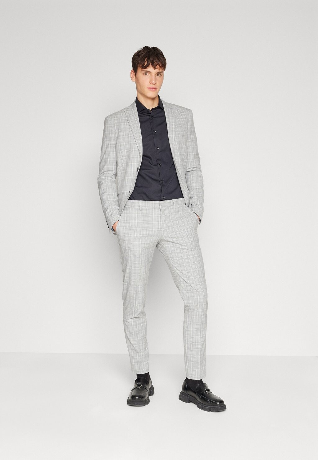

Костюм THE FASHION PEAK SUIT Isaac Dewhirst, цвет grey