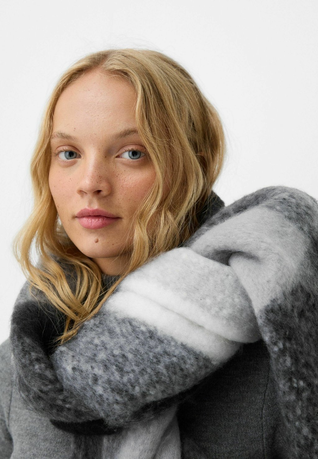 

Шарф CHECK Bershka, черный