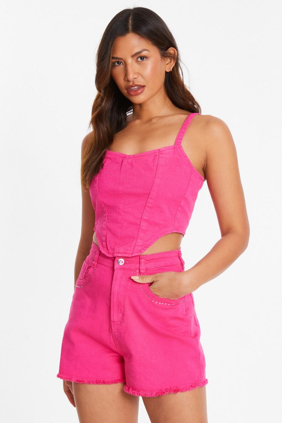 

Джинсовые шорты с розовыми стразами QUIZ Clothing