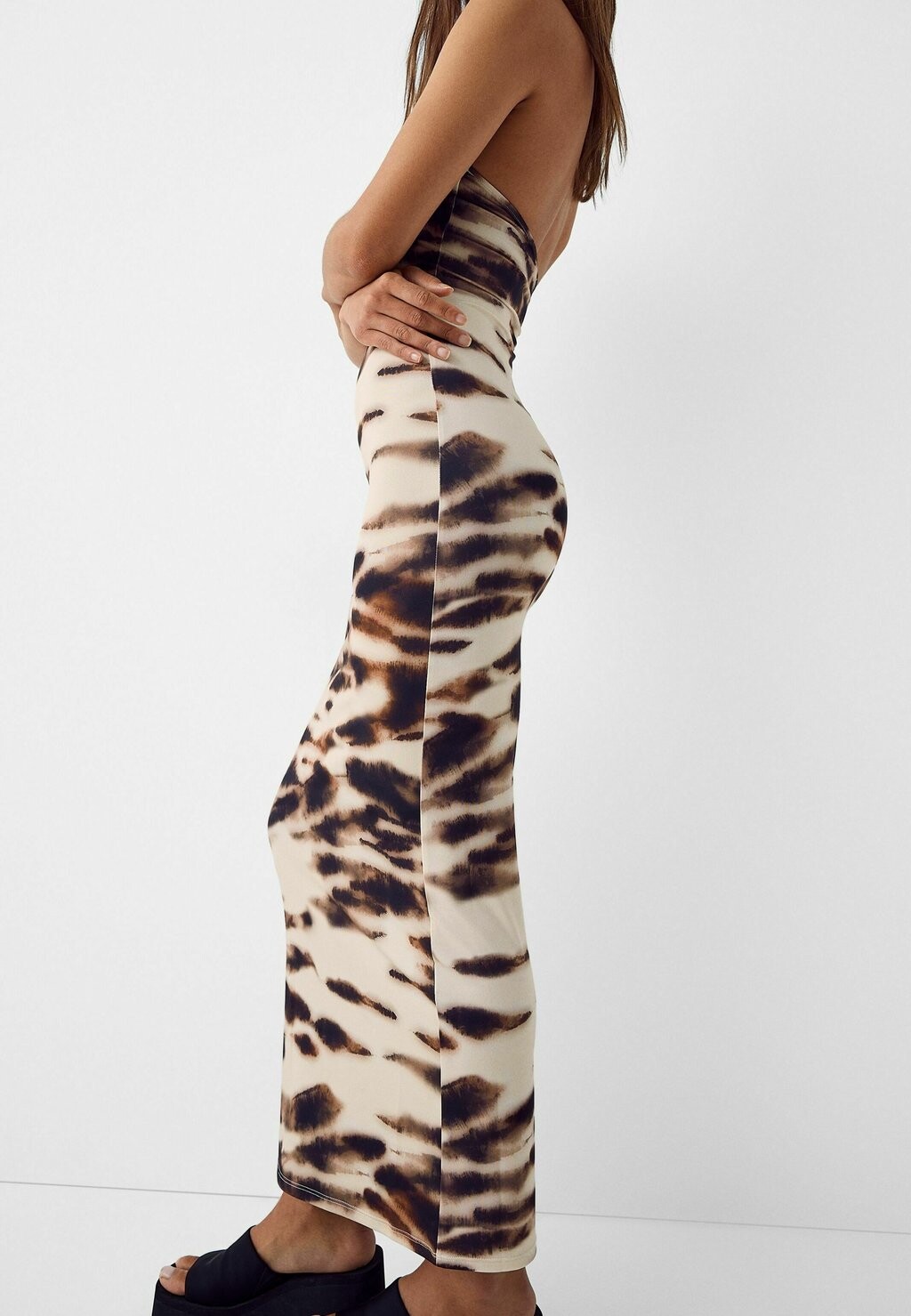 

Платье макси CROSSOVER NECKLINE Bershka, бежевый