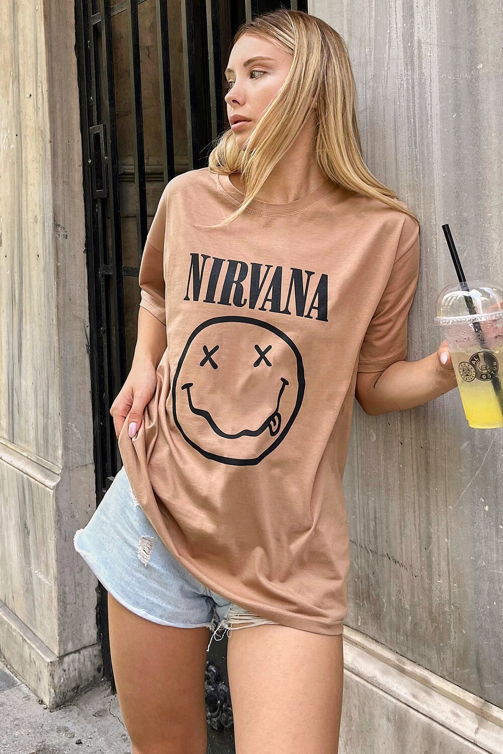 

Норковая женская футболка оверсайз с принтом New Nirvana Swist, коричневый