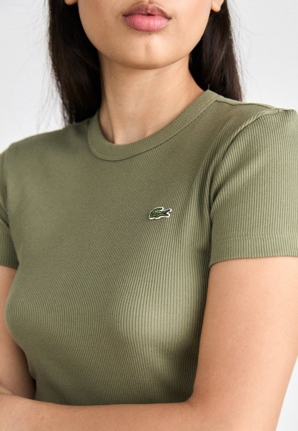 

Базовая футболка Lacoste, хаки