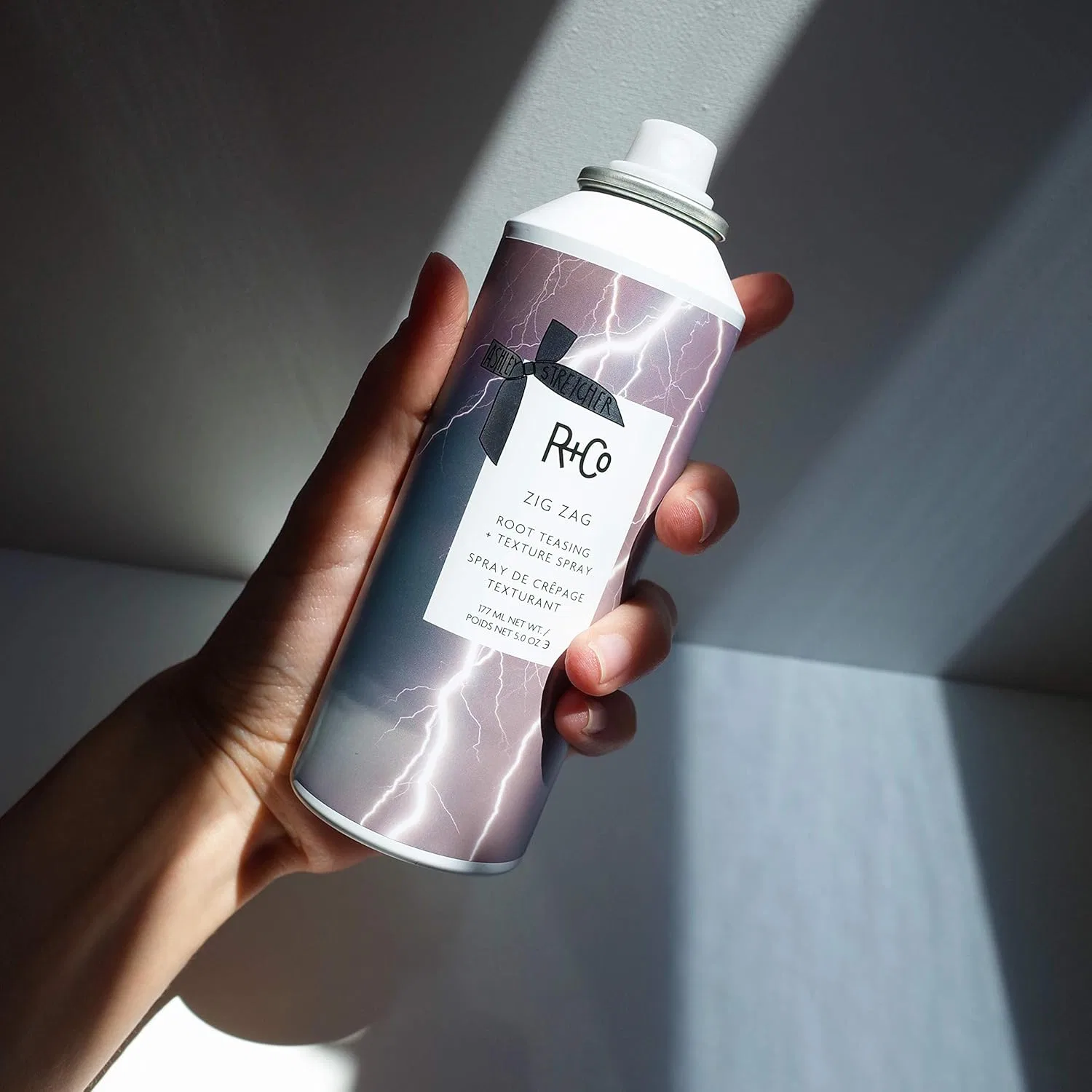 Спрей для прикорневого объема и текстуры «Zigzag Root Teaser + Texture Spray» от R+Co R+Co — фото 3