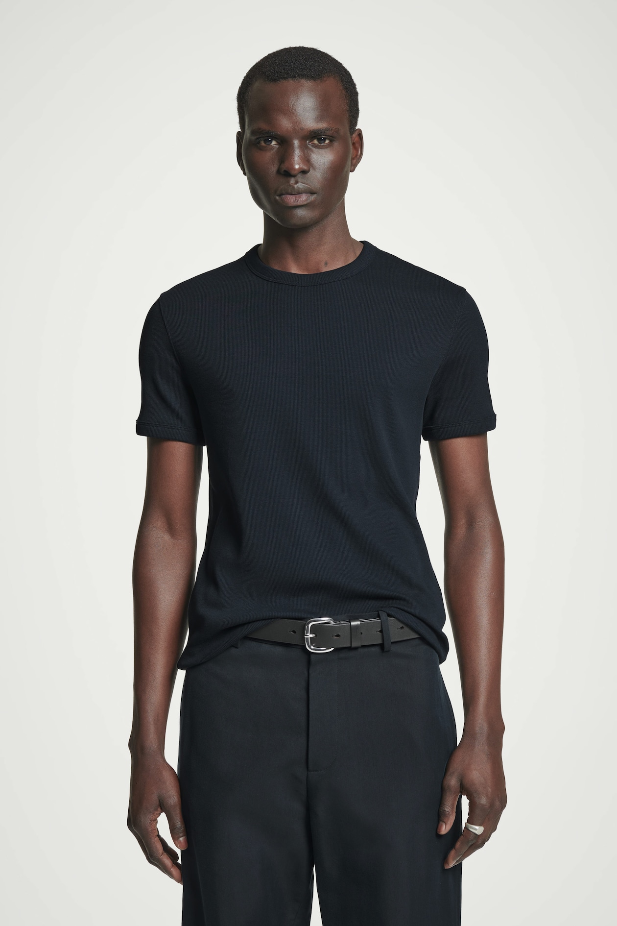 

Хлопковая футболка в рубчик-slim fit COS, темно-синий