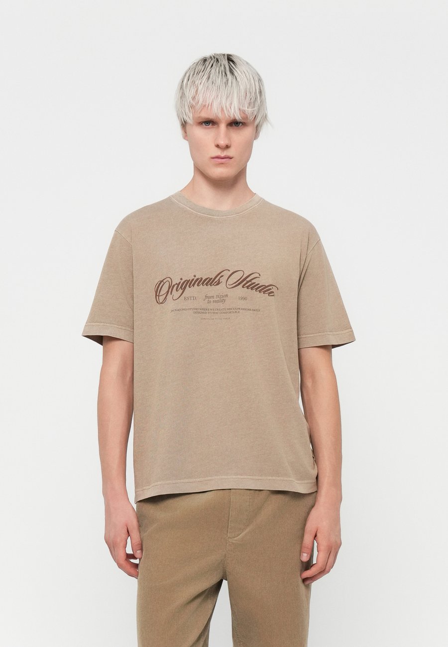 

Футболка Jack & Jones JORINWOOD WASH TEE CREW NECK, Mocha Meringue/Light Brown, Серый, Футболка Jack & Jones JORINWOOD WASH TEE CREW NECK, Mocha Meringue/Light Brown