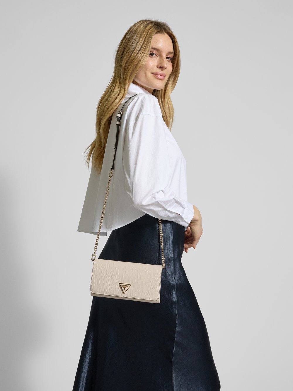 

Сумка через плечо с этикеткой, модель «NOELLE» Guess, экрю