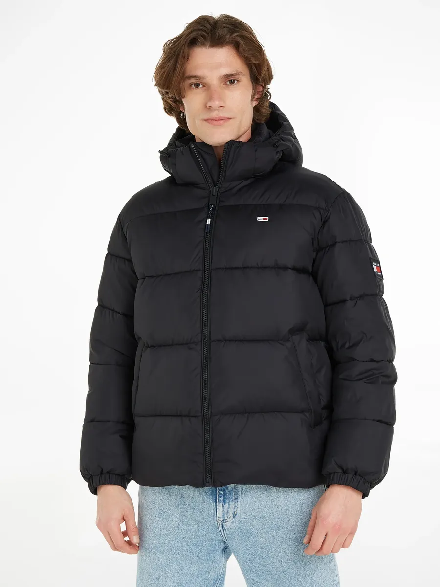 

Стеганая куртка Tommy Jeans "TJM ESSENTIAL PUFFER JACKET", с капюшоном, с надписью-логотипом на капюшоне, черный