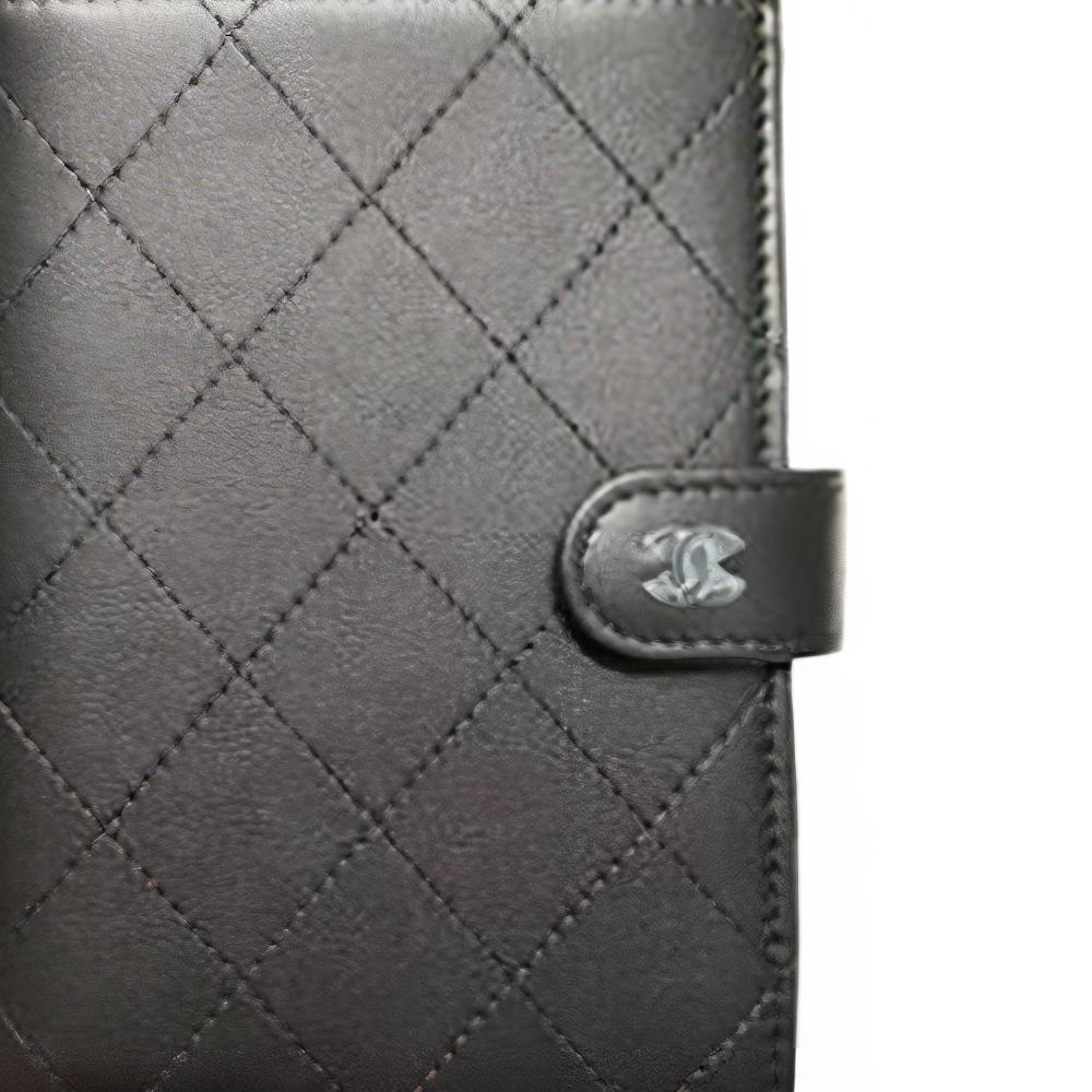 CHANEL Матовый кожаный паспортник с карманом для карт женский черный — фото 3