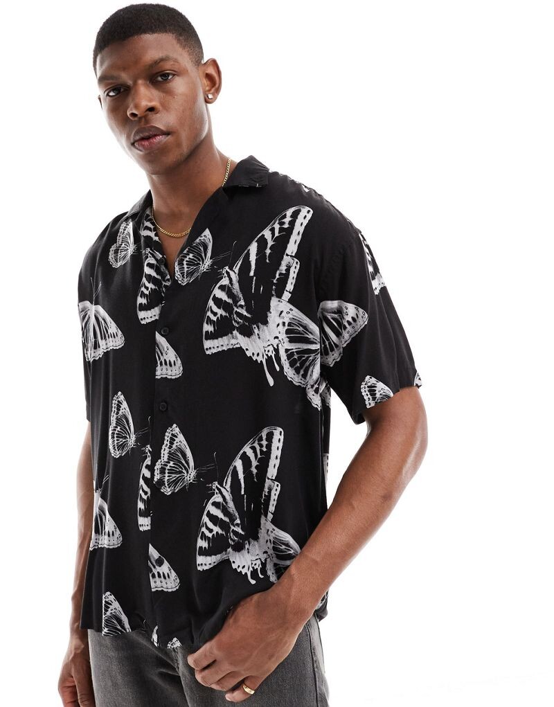 

Jack & Jones — черная рубашка оверсайз с кубинским воротником и узором бабочки