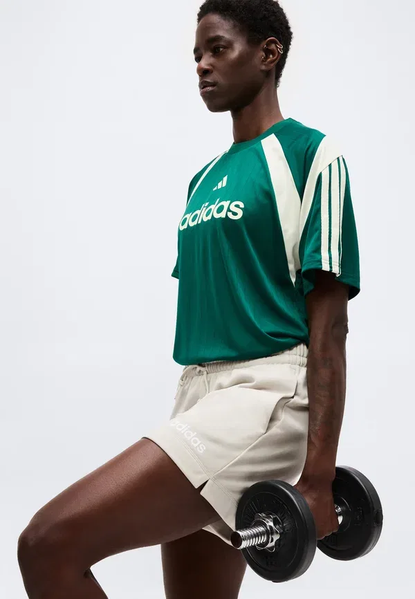 Спортивные шорты Essentials linear shorts Adidas Sportswear, алюминий/белый — фото 4