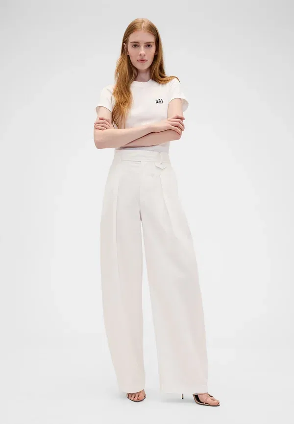 Брюки Victoria Beckham High Rise Pleated Arc Trouser, Gap, новый цвет офф-вайт — фото 2