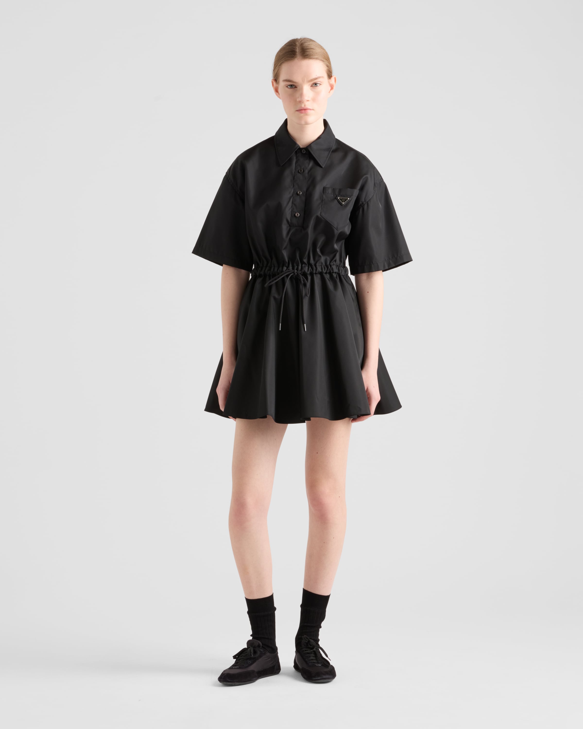 Платье из переработанного нейлона с короткими рукавами Prada, черный — фото 2