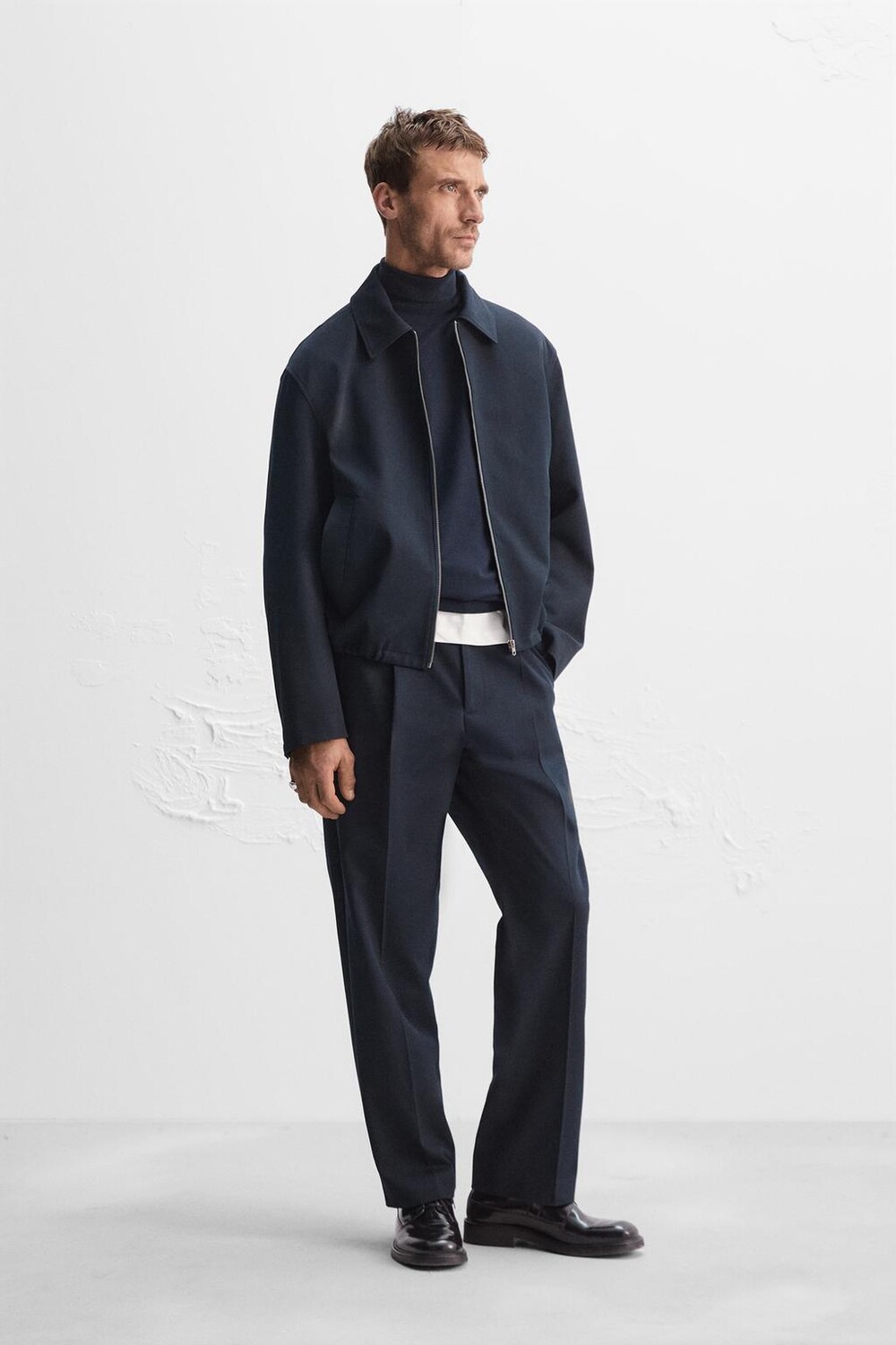 

Брюки с текстурой и складками ZARA, темно-синий