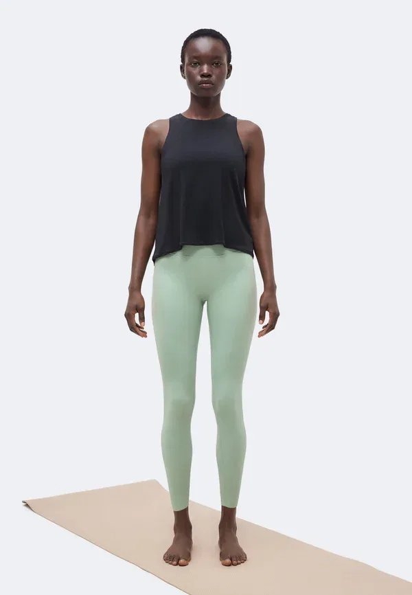 Топ Nike Performance Zenvy, черный/холодный серый — фото 2