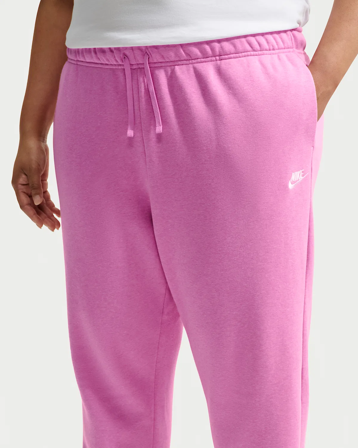 Женские спортивные штаны Nike Sportswear Club Fleece средней посадки оверсайз (Plus Size), Light Magenta/Heather/White — фото 2