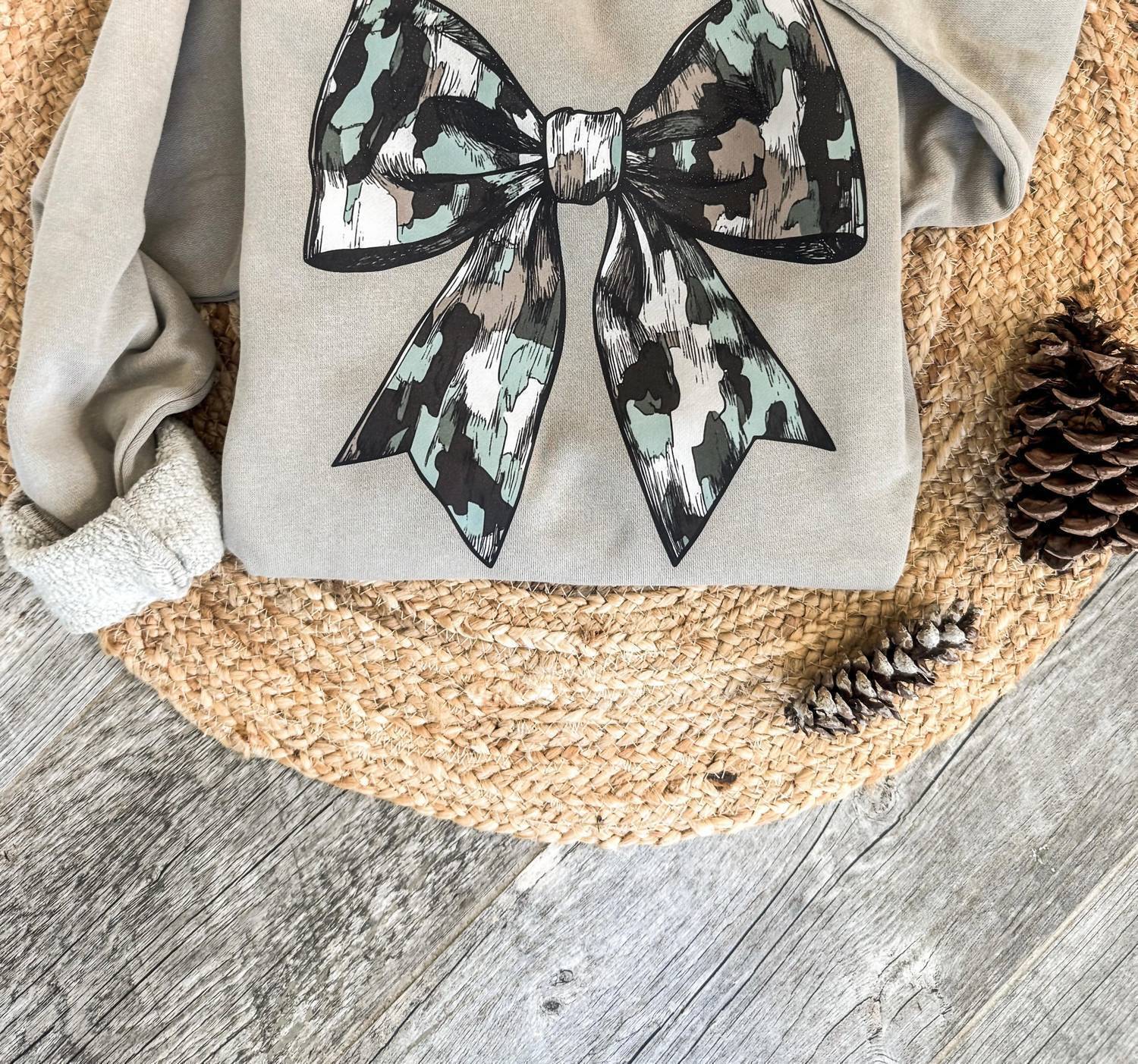 

Женский камуфляжный свитшот с бантом цвета хаки Lure Boutique