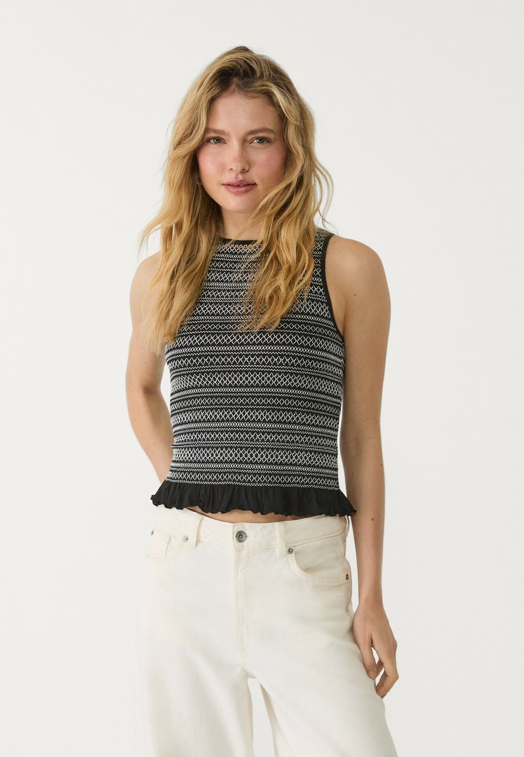 

Топ CONTRAST WITH RUFFLES Stradivarius, черный