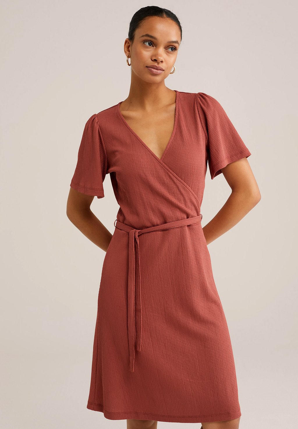 

Повседневное платье WE Fashion, красный