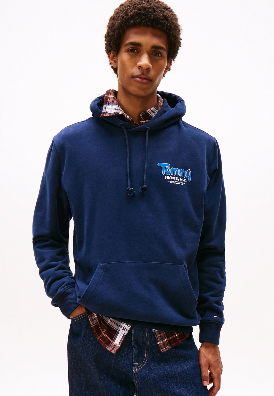 

Толстовка Tommy Jeans FONT PLAY HOODIE, Dark Night Navy/Dark Blue